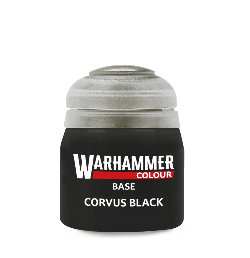 Photographie de face sur un fond blanc épuré d'un pot de peinture en plastique de la gamme officielle Warhammer Colour. Le pot transparent laisse transparaître une couleur noire très sombre et mate, surmontée d'un capuchon ergonomique en plastique gris clair translucide. Au centre, l'étiquette noire présente le logo officiel blanc "WARHAMMER" souligné par un cartouche rouge contenant la mention "COLOUR". Juste en dessous, les inscriptions en lettres capitales blanches précisent la catégorie de peinture "BASE" ainsi que le nom du produit, Base: Corvus Black.