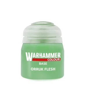 Photographie de face sur un fond blanc épuré d'un pot de peinture en plastique transparent de la gamme officielle Warhammer Colour. Le flacon laisse transparaître une peinture acrylique fluide de couleur vert moyen et opaque, évoquant la teinte de peau des créatures de type orque. Le pot est fermé par un capuchon ergonomique en plastique blanc translucide. Au centre de l'étiquette noire, le logo blanc "WARHAMMER" surmonte un bandeau horizontal rouge contenant le mot "COLOUR". Juste en dessous, les mentions textuelles imprimées en lettres capitales blanches indiquent la catégorie de peinture "BASE" ainsi que le nom spécifique du produit, Base: Orruk Flesh.