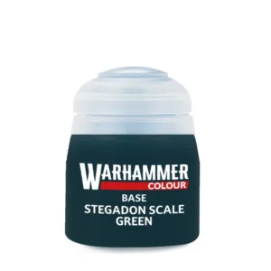 Photographie de face et sur fond blanc d'un pot de peinture en plastique transparent de la gamme officielle Warhammer Colour. Le flacon laisse transparaître une couleur acrylique liquide de nuance bleu-vert très foncée et dense, tirant sur le turquoise sombre. Le pot est fermé par un capuchon ergonomique en plastique blanc translucide. Au centre de l'étiquette noire, le logo blanc "WARHAMMER" surmonte un rectangle rouge horizontal contenant la mention "COLOUR". Juste en dessous, les inscriptions en lettres capitales blanches précisent la catégorie de la peinture "BASE" ainsi que le nom du produit, Base: Stegadon Scale Green.