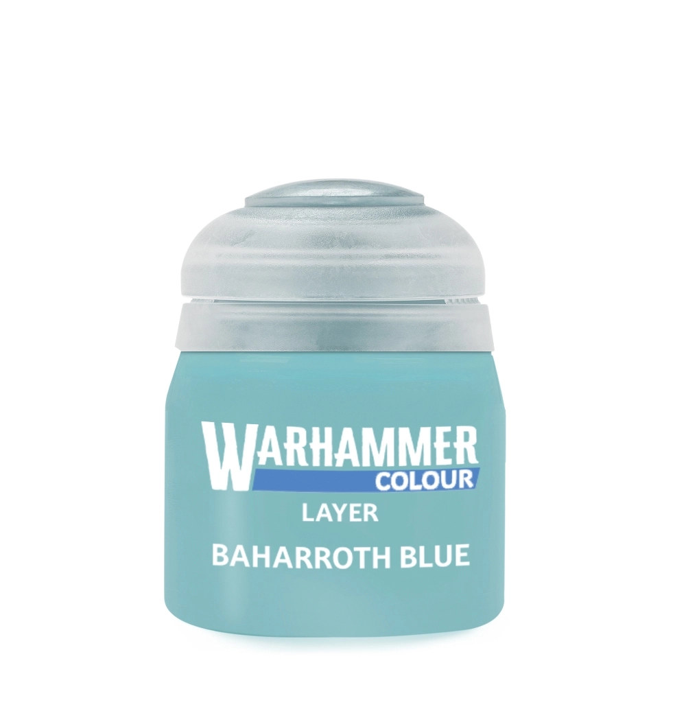Un pot de peinture acrylique de 12 ml de la gamme Warhammer Colour, photographié de face sur un fond blanc uni. Le flacon transparent révèle une peinture fluide d'une couleur turquoise pastel très claire et lumineuse. Le pot est fermé par un bouchon en plastique souple semi-translucide, laissant légèrement deviner la couleur de la peinture. L'étiquette frontale, dont le fond reprend la teinte turquoise, arbore le logo officiel en blanc "WARHAMMER COLOUR" souligné par un bandeau bleu. En dessous, on retrouve les inscriptions blanches "LAYER" et le nom de la teinte Layer: Baharroth Blue en majuscules bien lisibles.