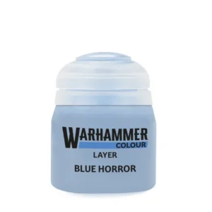 Photographie de face sur un fond blanc épuré d'un pot de peinture en plastique transparent de la gamme officielle Warhammer Colour. Le flacon laisse transparaître une peinture acrylique liquide de nuance bleu très clair et pastel, évoquant une teinte de givre ou de peau de démon diaphane. Le pot est fermé par un capuchon ergonomique en plastique blanc translucide. Au centre de l'étiquette, le logo noir "WARHAMMER" surmonte une ligne horizontale bleue contenant le mot "COLOUR". Juste en dessous, les inscriptions textuelles en lettres capitales noires précisent la catégorie de peinture "LAYER" ainsi que le nom du produit, Layer: Blue Horror.