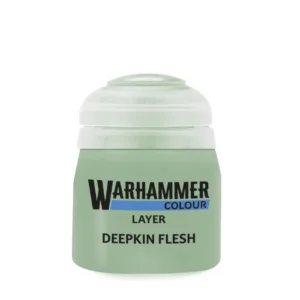 Un pot de peinture acrylique de 12 ml de la gamme Warhammer Colour, présenté de face sur un fond blanc épuré. Le flacon en plastique transparent laisse transparaître une peinture fluide de couleur chair pâle teintée d'un vert-gris très clair. Le pot est scellé par un bouchon en plastique souple blanc semi-translucide, affichant une légère nuance verdâtre au sommet. L'étiquette centrale, assortie à la couleur de la peinture, affiche le logo noir et blanc "WARHAMMER COLOUR" souligné d'un bandeau bleu horizontal, suivi de la mention "LAYER" et du nom de la teinte "Layer: Deepkin Flesh" écrit en lettres capitales noires bien visibles.