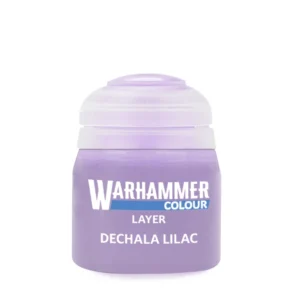 Pot de peinture acrylique officiel de la gamme Warhammer Colour affichant la couleur Layer: Dechala Lilac. Le flacon transparent contient une peinture de teinte lilas / violet clair pastel. L'étiquette frontale de couleur violette porte le logo blanc souligné d'un trait bleu « WARHAMMER COLOUR », suivi en dessous des inscriptions en lettres capitales blanches « LAYER » et « DECHALA LILAC ». Le pot est fermé par son couvercle en plastique souple translucide caractéristique.
