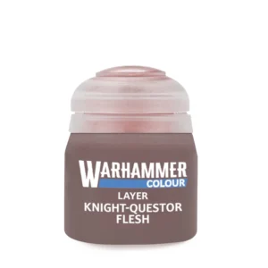 Pot de peinture acrylique officiel de la gamme Warhammer Colour affichant la couleur Layer: Knight-Questor Flesh. Le flacon transparent contient une peinture de teinte chair beige-brun moyen. L'étiquette frontale de couleur brune porte le logo blanc souligné d'un trait bleu « WARHAMMER COLOUR », suivi en dessous des inscriptions en lettres capitales blanches « LAYER » et « KNIGHT-QUESTOR FLESH ». Le pot est fermé par son couvercle en plastique souple translucide caractéristique.