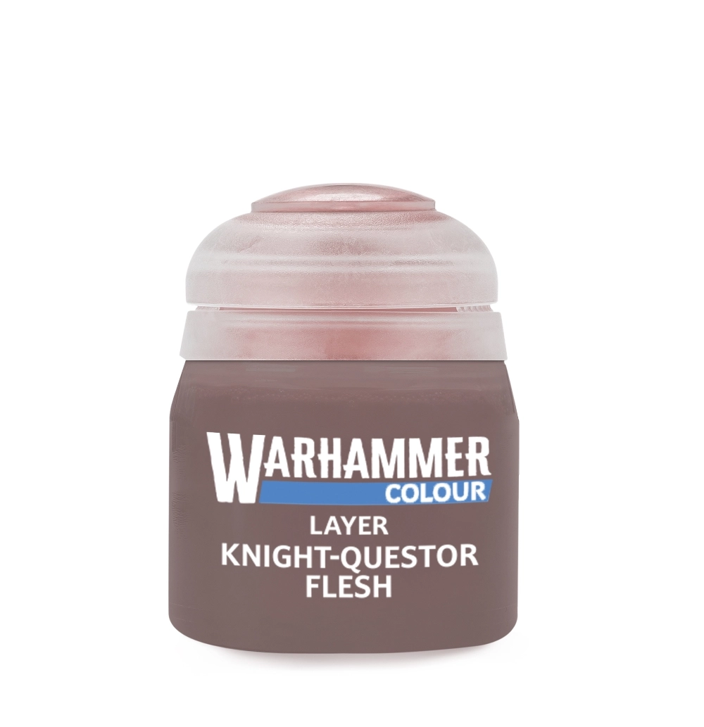 Pot de peinture acrylique officiel de la gamme Warhammer Colour affichant la couleur Layer: Knight-Questor Flesh. Le flacon transparent contient une peinture de teinte chair beige-brun moyen. L'étiquette frontale de couleur brune porte le logo blanc souligné d'un trait bleu « WARHAMMER COLOUR », suivi en dessous des inscriptions en lettres capitales blanches « LAYER » et « KNIGHT-QUESTOR FLESH ». Le pot est fermé par son couvercle en plastique souple translucide caractéristique.
