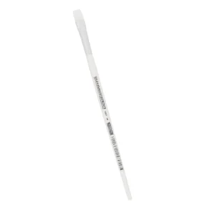 Un pinceau de modélisme conçu pour le brossage à sec, photographié en diagonale sur un fond blanc épuré. Le manche cylindrique est entièrement blanc et arbore l'inscription noire « WARHAMMER COLOUR » suivie de la mention de taille « DRY M ». Les poils synthétiques blancs sont rigides, denses et forment une tête plate coupée net, retenue par une virole blanche. Une petite étiquette adhésive noire avec un code-barres et des références numériques entoure le bas du manche. Ce Pinceau Dry M Warhammer Colour est spécialement optimisé pour frotter les reliefs des figurines Citadel sans abîmer les détails.