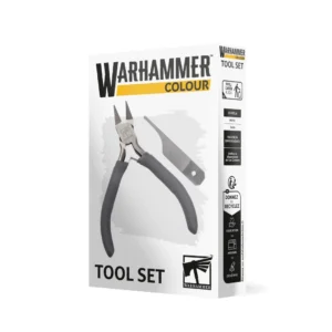 Emballage en carton blanc vu de trois-quarts présentant le Set d'Outils Warhammer Colour. La face avant de la boîte affiche en lettres capitales le logo officiel 'WARHAMMER COLOUR' souligné d'une bande jaune. Au centre, une illustration épurée met en valeur les deux accessoires inclus : une pince coupante de précision aux poignées gris foncé et un grattoir métallique plat conçu pour éliminer les lignes de moulage. En bas, la mention 'TOOL SET' côtoie le logo carré noir représentant le marteau ailé de Warhammer. Le côté droit de la boîte comporte la déclinaison du nom du produit ainsi que des pictogrammes officiels de recyclage et de tri sélectif sur fond noir et blanc.