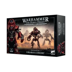 Photo de présentation sur fond blanc de la boîte de jeu de la Cohorte d'Ursarax. La boîte rectangulaire sombre arbore en haut le logo argenté "WARHAMMER THE HORUS HERESY" et le titre "MECHANICUM URSARAX COHORT" au centre en bas. L'illustration principale met en scène des soldats cybernétiques en armure rouge et bronze équipés de réacteurs dorsaux et de griffes d'énergie, progressant à travers un champ de bataille ravagé sous un ciel embrasé. Le côté gauche met en valeur un gros plan d'un combattant Ursarax au-dessus du macaron "6 CITADEL MINIATURES", tandis que le logo officiel "WARHAMMER" figure dans le coin inférieur droit.