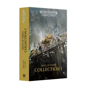Vue en perspective de trois quarts d'un livre broché, intitulé Siege of Terra Collection I, posé sur un fond neutre. La couverture est une illustration riche et dramatique dépeignant l'architecture gothique titanesque de Terra, avec des structures monumentales, des arcades massives et des statues imposantes émergeant d'un décor sombre et enfumé. Au centre de la composition, une silhouette héroïque en armure dorée étincelante se détache nettement, entourée par une multitude de soldats et de troupes en plein mouvement dans la brume du champ de bataille. Le ciel en arrière-plan, chargé de nuages orageux et de traînées de combat, crée une atmosphère crépusculaire oppressante. La partie inférieure de la couverture arbore fièrement le titre "Siege of Terra Collection I" écrit dans une typographie dorée élégante et lisible. En haut de la couverture, le logo argenté "Warhammer The Horus Heresy" domine l'ensemble, soulignant l'appartenance à cette saga légendaire. Le dos du livre, visible sur le côté gauche, est d'un ton doré mat et sobre, affichant le titre de la collection et le logo distinctif de la Black Library en pied de page. L'ensemble de l'image joue sur un contraste saisissant entre l'éclat doré de l'armure centrale et les teintes froides et désolées du paysage de guerre environnant.