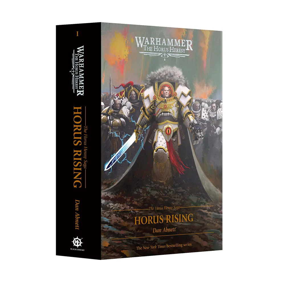 Visuel de la couverture du livre Horus Rising (The Horus Heresy Saga, Volume I), écrit par Dan Abnett pour la Black Library. L'illustration principale montre le Primarque Horus en armure blanche et dorée ornée de l'Œil d'Horus, brandissant une épée énergétique imprégnée d'éclairs bleus. Il est entouré de ses Space Marines en armure noire et blanche sous un ciel aux teintes chaudes d'orange et de fumée. Le titre "Horus Rising" est inscrit en lettres dorées en bas de la couverture et sur la tranche noire du livre, surmonté du logo officiel "Warhammer: The Horus Heresy" en blanc.