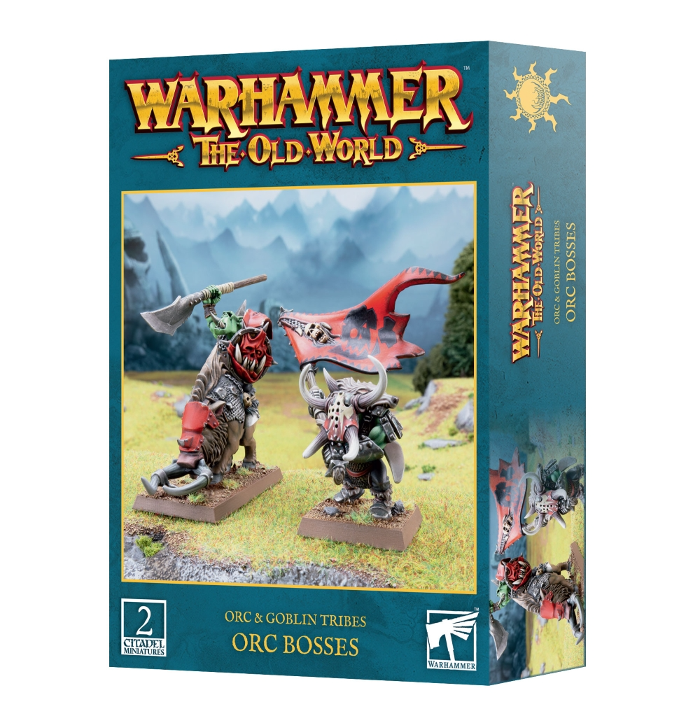 Visuel du packaging officiel Warhammer The Old World pour la boîte de figurines des Chefs Orques (Orc Bosses) de la faction Orc & Goblin Tribes. La boîte au cadre bleu-canard arbore en haut le logo officiel doré et rouge "Warhammer The Old World". L'illustration centrale sur fond de plaine verdoyante et de montagnes montre deux impressionnants Chefs Orques : l'un est monté sur un sanglier de guerre armé d'une hache, et l'autre est à pied, vêtu d'une lourde armure avec un casque à cornes et brandissant une grande bannière rouge ornée d'un symbole de tête d'orque. En bas figurent l'inscription "ORC & GOBLIN TRIBES ORC BOSSES" ainsi que la mention "2 CITADEL MINIATURES".