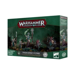 Une vue en perspective de la boîte de produit officielle pour la bande Warhammer Underworlds: La Dîme de Thanatek, présentée sur un fond blanc épuré. La boîte arbore un habillage vert émeraude texturé caractéristique de la gamme, mettant en valeur le logo officiel rouge et argenté « WARHAMMER UNDERWORLDS » centré dans la partie supérieure. L'illustration principale met en scène les 5 figurines peintes de la bande évoluant dans un décor de ruines sombres et embrumées aux reflets verts. Ces combattants squelettiques portent des armures d'os associés à des capes pourpres ou turquoise, et manient des lames ou des lances rayonnant d'une magie verte, tandis que leur meneur brandit un grand sceptre orné. Le bas de l'emballage affiche le titre « THANATEK'S TITHE / LA DÎME DE THANATEK » accompagné de la mention « 5 CITADEL MINIATURES / FIGURINES » sur la gauche, ainsi que du logo blanc de Games Workshop et d'un symbole circulaire blanc représentant la faction sur la droite.