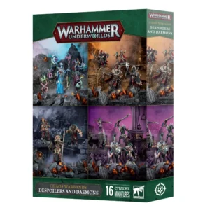 Une vue en perspective de la boîte de produit officielle pour l'ensemble Warhammer Underworlds, présentée sur un fond blanc épuré. La boîte arbore un cadre de couleur vert sylvestre texturé, surmonté en haut au centre du logo officiel rouge et argenté « WARHAMMER UNDERWORLDS ». La face avant est divisée en quatre grands quadrants illustrant le contenu des différentes Bandes du Chaos: Démons et Profanateurs, mettant en scène les seize figurines Citadel peintes en pleine action : en haut à gauche, des démons de Tzeentch bleus et roses accompagnés d'un sorcier manipulant une spirale d'énergie magique ; en haut à droite, des guerriers du Chaos lourdement armés en armure noire et fourrures au milieu de ruines enflammées ; en bas à gauche, des cultistes barbares à la peau sombre et aux masques rituels dans une grotte brumeuse ; et en bas à droite, des combattantes agiles en armure légère armées de lances et de boucliers gravés sous une lueur violette. Le bas de l'emballage est souligné par un cartouche noir indiquant en lettres dorées et blanches « CHAOS WARBANDS / DESPOILERS AND DAEMONS », flanqué du nombre « 16 », du logo carré blanc de Games Workshop et du symbole de la Grande Alliance du Chaos.