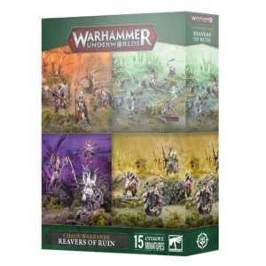 Boîte d'emballage cartonnée du set de figurines Bandes du Chaos: Pillards de la Ruine pour le jeu Warhammer Underworlds, présentée de trois quarts sur un fond blanc neutre. La face avant de la boîte affiche au sommet le logo officiel rouge et gris "Warhammer Underworlds". L'illustration principale est divisée en quatre sections présentant chacune une bande de figurines peintes dans un décor de ruines sombres et fantastiques. En haut à gauche, on aperçoit la Meute de l'Âme Noueuse composée de bêtes anthropomorphes et sauvages ornées de fourrures et de crânes. En haut à droite, la Meutegriffe de Skittershank montre des Skavens furtifs et agiles armés de griffes de combat et de dagues. En bas à gauche se tient la Triple Discorde avec ses trois démons de Slaanesh à la posture gracieuse et aux teintes violettes. En bas à droite, les Verructés de Nurgle arborent des armures rouillées et des silhouettes boursouflées par la maladie. Le bas de la boîte comporte un bandeau de couleur orange terreuse affichant le titre en anglais "CHAOS WARBANDS REAVERS OF RUIN", la mention "15 CITADEL MINIATURES" et le logo blanc carré de Warhammer, accompagnés de la rune noire du Chaos. La tranche droite de la boîte, de couleur orange, présente le logo du jeu, le titre et un aperçu vertical du guerrier de la Meute de l'Âme Noueuse.
