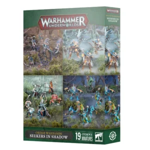 Une vue en perspective de la boîte de produit officielle pour l'ensemble Warhammer Underworlds, présentée sur un fond blanc épuré. La boîte arbore un cadre de couleur vert sylvestre texturé, surmonté en haut au centre du logo officiel rouge et argenté « WARHAMMER UNDERWORLDS ». La face avant est divisée en quatre grands quadrants illustrant le contenu des différentes Bandes de l'Ordre: Glaneurs des Ombres, mettant en scène les dix-neuf figurines Citadel peintes en pleine action : en haut à gauche, des elfes de l'ombre aux teintes violettes ; en haut à droite, des Stormcast Eternals en armure dorée et bleue émergant de la brume ; en bas à gauche, des guerriers Idoneth Deepkin accompagnés d'un crabe géant ; et en bas à droite, des Seraphons à la peau bleue et aux crêtes colorées. Le bas de l'emballage est souligné par un cartouche noir indiquant en lettres dorées et blanches « ORDER WARBANDS / SEEKERS IN SHADOW », flanqué du nombre « 19 », du logo carré blanc de Games Workshop et du symbole de la saison de jeu.