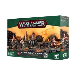 Une vue en perspective de la boîte de produit officielle pour la bande Les Lames de Kamandora de Warhammer Underworlds, présentée sur un fond blanc uni. La boîte possède un cadre de couleur vert foncé texturé. En haut au centre, on aperçoit le logo emblématique rouge et argenté « WARHAMMER UNDERWORLDS ». L'illustration de fond, baignée dans une atmosphère embrasée aux teintes chaudes orange et jaune, met en scène cinq figurines peintes au milieu d'un paysage de roches noires volcaniques. Au centre se tient une figure de chef élancée à la peau pâle et aux longs cheveux noirs ornés d'un crâne, armée d'une épée et flanquée d'un petit molosse de guerre cornu. Autour d'elle, trois autres guerriers barbares musclés en pagnes rouges manient des haches et des lances sous un ciel de feu. Le bas de la boîte comporte un cartouche noir affichant le titre « KAMANDORA'S BLADES » et sa traduction française, à côté de la mention « 5 CITADEL MINIATURES » et du logo blanc de Games Workshop.
