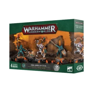 Une vue en perspective de la boîte de produit officielle pour la bande Les Mâchoires d'Itzl de Warhammer Underworlds, présentée sur un fond blanc épuré. La boîte arbore un cadre de couleur vert émeraude texturé, surmonté en haut au centre par le logo officiel rouge et argenté « WARHAMMER UNDERWORLDS ». L'illustration centrale, baignée dans une atmosphère souterraine embrasée aux teintes chaudes orange, jaune et marron, met en scène les figurines peintes de la bande au milieu d'un sol volcanique parsemé de cristaux incandescents. On y découvre des guerriers Saurus à la peau écailleuse turquoise ou blanc-gris, arborant des parures dorées et brandissant des armes primitives massives ainsi que des boucliers rituels, accompagnés d'une petite créature reptilienne. Le bas de l'emballage est souligné par un cartouche noir indiquant le titre « THE JAWS OF ITZL » et ses traductions, flanqué de la mention « 4 CITADEL MINIATURES » à gauche, et du logo blanc de Games Workshop ainsi que du symbole de la saison à droite.