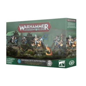 Une vue en perspective de la boîte de produit officielle pour l'Équipe de Blood Bowl d'Elfes Sylvains: Athelorn Avengers, présentée sur un fond blanc épuré. La face avant de l'emballage affiche un fond texturé gris effet pierre, surmonté du grand logo argenté tridimensionnel « BLOOD BOWL » et de la mention « THE GAME OF FANTASY FOOTBALL ». Sur le côté gauche, une illustration colorée montre un elfe sylvain athlétique à la peau verte ornée de volutes, portant un masque de bois et arborant une chevelure rousse dynamique. Au centre de la boîte, les douze figurines peintes de l'équipe sont disposées en action sur une pelouse verte, révélant des joueurs élancés vêtus d'uniformes jaune vif et vert sylvestre, certains arborant des crêtes rousses ou de longs cheveux blonds. En bas, les inscriptions blanches indiquent « THE ATHELORN AVENGERS », « WOOD ELF BLOOD BOWL TEAM » et « 12 X CITADEL MINIATURES », tandis que le logo carré blanc de Games Workshop se situe dans le coin inférieur droit.