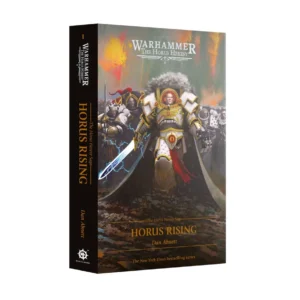 The front cover illustration of the science fiction novel Horus Rising (Paperback) (Anglais) written by Dan Abnett. The dramatic artwork features the legendary Warmaster Horus Lupercal standing majestically in polished white and gold power armor, with a heavy wolf fur mantle draped over his shoulders. Surrounding him are his loyal Space Marines from the Luna Wolves legion, holding weapons and clad in matching armor on a dark, smoke-filled war zone. At the top, "The Horus Heresy" logo is displayed in clean, metallic lettering, while the book