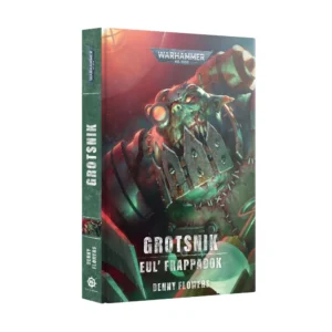 Visuel en perspective 3D présentant la couverture et la tranche d'un livre de poche de la Black Library situé dans l'univers de Warhammer 40,000. L'illustration principale, baignée dans une atmosphère rouge et verte, montre en gros plan le visage terrifiant du célèbre Médiko Ork connu sous le nom de Grotsnik, Eul' Frappadok. La créature à la peau verte arbore de grossières cicatrices de points de suture sur le torse, une lunette cybernétique ronde sur son œil droit et une imposante mâchoire métallique rivetée en guise de protection faciale. Au premier plan, on aperçoit le bout d'une énorme seringue de verre. Le logo argenté "WARHAMMER 40,000" trône en haut de la couverture. Le titre "GROTSNIK EUL' FRAPPADOK" est inscrit en lettres capitales blanches stylisées vers le bas, juste au-dessus du nom de l'auteur "DENNY FLOWERS". La tranche verte du livre reprend les logos officiels et les titres de l'ouvrage.