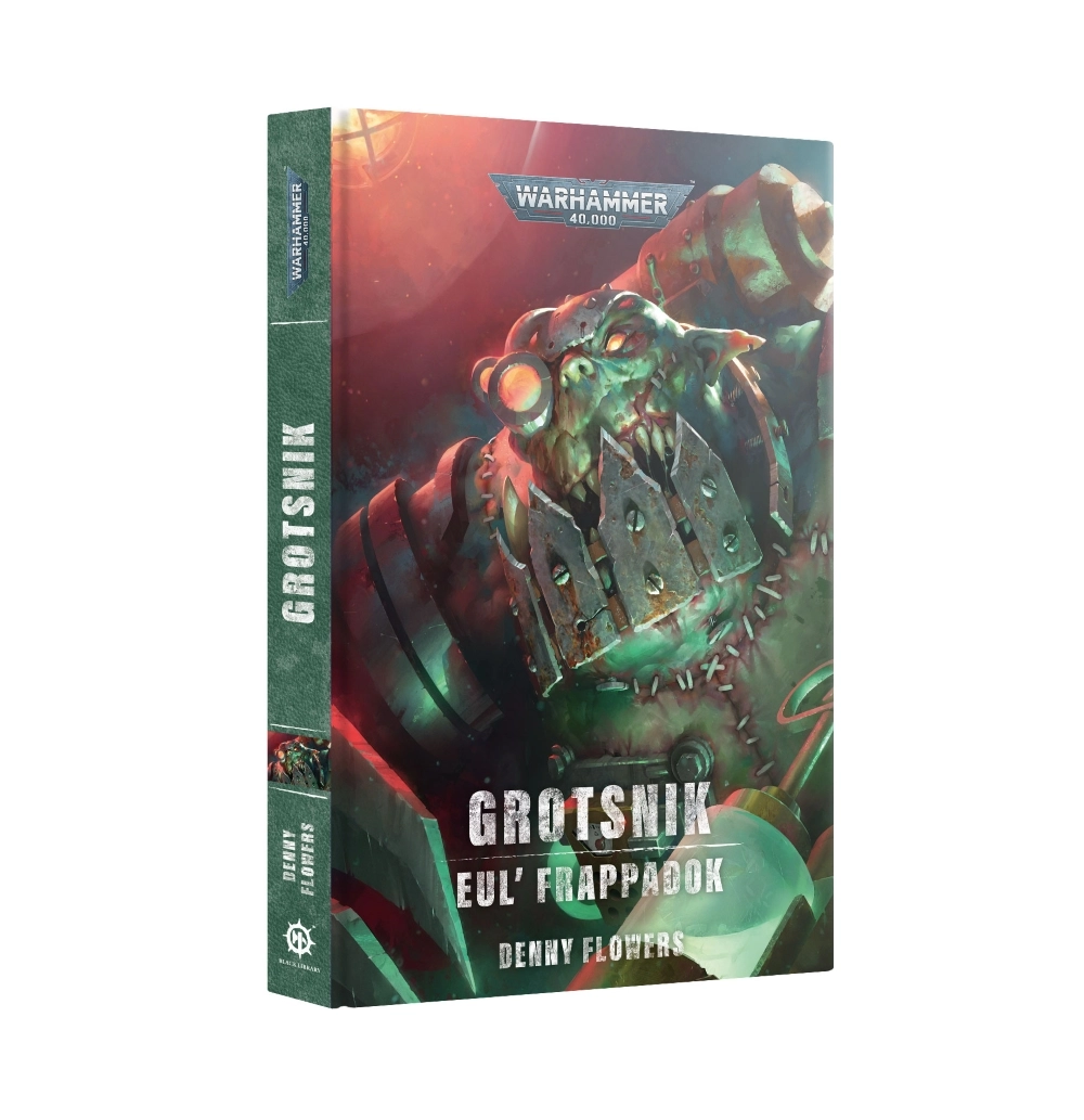 Visuel en perspective 3D présentant la couverture et la tranche d'un livre de poche de la Black Library situé dans l'univers de Warhammer 40,000. L'illustration principale, baignée dans une atmosphère rouge et verte, montre en gros plan le visage terrifiant du célèbre Médiko Ork connu sous le nom de Grotsnik, Eul' Frappadok. La créature à la peau verte arbore de grossières cicatrices de points de suture sur le torse, une lunette cybernétique ronde sur son œil droit et une imposante mâchoire métallique rivetée en guise de protection faciale. Au premier plan, on aperçoit le bout d'une énorme seringue de verre. Le logo argenté "WARHAMMER 40,000" trône en haut de la couverture. Le titre "GROTSNIK EUL' FRAPPADOK" est inscrit en lettres capitales blanches stylisées vers le bas, juste au-dessus du nom de l'auteur "DENNY FLOWERS". La tranche verte du livre reprend les logos officiels et les titres de l'ouvrage.