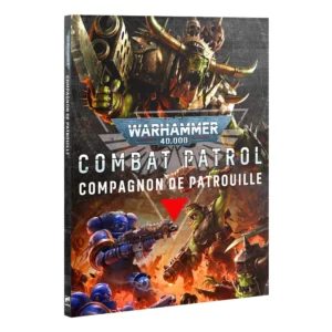 Vue en perspective 3D de la couverture et de la tranche du livre de règles Warhammer 40,000: Compagnon de Patrouille. L'illustration principale est coupée en deux compositions majeures : la partie supérieure met en scène un immense Boss Ork à la peau verte hurlant de rage, arborant des épaulières à damier noir et blanc et brandissant une gigantesque arme à feu combinée. Au centre, sous le logo métallique "WARHAMMER 40,000", s'affichent les titres "COMBAT PATROL" et "COMPAGNON DE PATROUILLE" en lettres capitales blanches, soulignés par un logo triangulaire rouge inversé. La partie inférieure dépeint un affrontement rapproché et violent, où des Space Marines des Ultramarines en armure bleue ouvrent le feu avec leurs bolters face à une horde d'Orks déchaînés au milieu d'un brasier. La tranche fine et sombre sur la gauche indique verticalement le titre en lettres blanches.