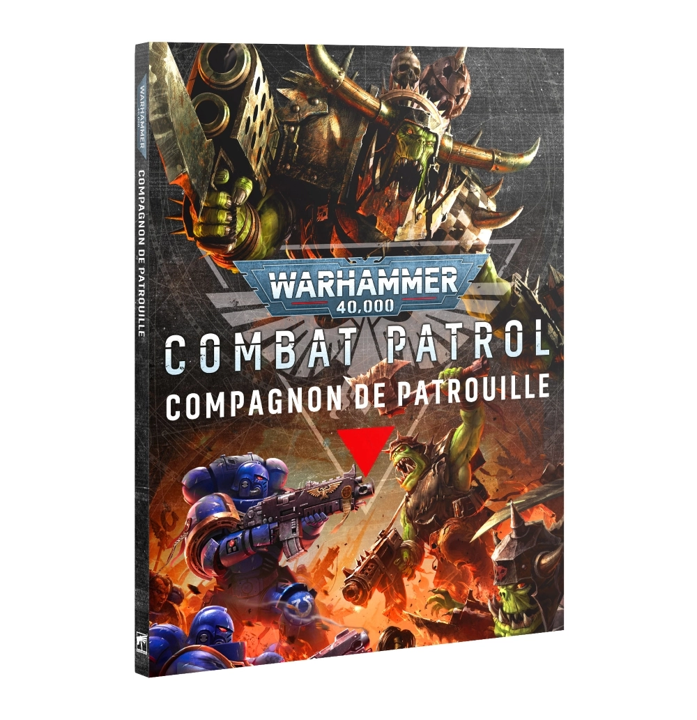 Vue en perspective 3D de la couverture et de la tranche du livre de règles Warhammer 40,000: Compagnon de Patrouille. L'illustration principale est coupée en deux compositions majeures : la partie supérieure met en scène un immense Boss Ork à la peau verte hurlant de rage, arborant des épaulières à damier noir et blanc et brandissant une gigantesque arme à feu combinée. Au centre, sous le logo métallique "WARHAMMER 40,000", s'affichent les titres "COMBAT PATROL" et "COMPAGNON DE PATROUILLE" en lettres capitales blanches, soulignés par un logo triangulaire rouge inversé. La partie inférieure dépeint un affrontement rapproché et violent, où des Space Marines des Ultramarines en armure bleue ouvrent le feu avec leurs bolters face à une horde d'Orks déchaînés au milieu d'un brasier. La tranche fine et sombre sur la gauche indique verticalement le titre en lettres blanches.