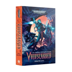 A 3D perspective product shot displaying the front cover and spine of the Black Library paperback novel 'Voidscarred (Anglais)' set in the Warhammer 40,000 universe. The dynamic cover illustration shows three agile Aeldari Corsairs in sleek teal-blue armor fighting amidst ruins under a massive, ominous orange moon. The central warrior with a long braided ponytail fires a brilliant blue plasma weapon, while a crouching companion on the left readies a sharp dagger and a third pirate on the right brandishes a glowing sword. The silver "WARHAMMER 40,000" logo is printed at the top center. Near the bottom, the stylized title "VOIDSCARRED" stands out above the text "An Aeldari Corsairs novel" and the author's name "Mike Brooks". The book's bright orange spine on the left clearly displays the title, author, and official Black Library icon.