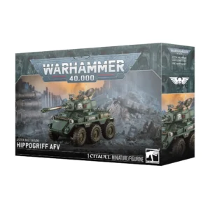 Emballage officiel de la boîte de figurine Warhammer 40,000 pour le véhicule de combat blindé VBC Hippogriff (indiqué comme Hippogriff AFV sur la boîte). L'illustration principale met en scène un véhicule militaire à six roues peintes en vert kaki foncé, progressant sur un sol jonché de débris rocheux et de ruines industrielles. Un ciel de guerre embrasé par des teintes orangées et jaunâtres s'étend à l'arrière-plan. Un chef de char de la Garde Impériale en uniforme vert émerge de la trappe ouverte de la tourelle supérieure et manie une mitrailleuse lourde. L'inscription blanche "CADIA" est visible sur le flanc du blindé. Le logo gris métallique "Warhammer 40,000" trône en haut au centre de la boîte. Les mentions textuelles blanches "Astra Militarum Hippogriff AFV" figurent en bas à gauche, et le logo "1 CITADEL MINIATURE/FIGURINE" est visible en bas à droite. Le côté droit de la boîte affiche l'emblème blanc de l'Aquila impériale stylisée.