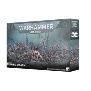 Présentation de l'emballage officiel du Bataillon: Essaim Tyranide pour le jeu Warhammer 40,000. L'illustration centrale met en scène une horde biologique de 30 figurines Citadel peintes avec une peau beige clair, des carapaces violettes et des armes organiques rouges. Au premier plan, un imposant Prince Tyranide armé mène la charge sur un sol rocheux et aride. Il est entouré de diverses bio-créatures d'infanterie et de spécimens ailés volant en arrière-plan au milieu de structures organiques en forme de pointes, sous une atmosphère brumeuse et sombre. Le logo gris "Warhammer 40,000" trône en haut au centre. Les mentions textuelles blanches "Battleforce Tyranid Swarm" en bas à gauche et "30 Citadel Miniatures/Figurines" en bas à droite complètent la face avant, tandis que le flanc droit de la boîte affiche le symbole de la faction et les traductions du titre.