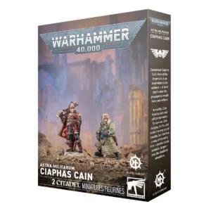 Boîte de jeu fermée des figurines de l'Astra Militarum Ciaphas Cain pour Warhammer 40,000, présentée en vue de trois-quarts. La face avant de la boîte est surmontée du grand logo gris métallisé officiel "WARHAMMER 40,000". L'illustration centrale met en scène deux figurines peintes posées sur un sol de terre brune, se détachant sur un arrière-plan brumeux de cités ruines impériales aux nuances bleuâtres et violettes. À gauche, le Commissaire Ciaphas Cain se tient fièrement dans son uniforme noir et rouge bordé d'or, une casquette d'officier sur la tête et une arme de corps à corps posée derrière son cou. À ses côtés, son assistant Jurgen est vêtu d'un long manteau de tranchée beige-kaki et tient fermement un fusil à fusion. En bas de la boîte, les inscriptions blanches indiquent "ASTRA MILITARUM CIAPHAS CAIN" et "2 CITADEL MINIATURES/FIGURINES" avec le logo Citadel à droite et le logo circulaire de Black Library. Le rabat latéral droit, noir et sombre, présente un emblème de l'Aquila impérial blanc avec un crâne au centre, surplombant un texte de présentation narratif en anglais.