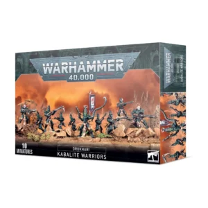 Boîte d'emballage officielle de Warhammer 40,000 au format horizontal, présentant une unité de figurines pour l'armée des Drukhari. L'illustration principale, sur un fond de ciel orange brumeux et crépusculaire, met en scène dix combattants extraterrestres agiles connus sous le nom de Guerriers Kabalites. Ces soldats portent une armure segmentée sombre aux reflets vert émeraude, ornée de pointes acérées. Ils sont positionnés en ligne de tir sur un sol rocheux et aride, armés de longs fusils éclateurs kustomisés. Au centre, le sybarite (chef d'unité) brandit un pistolet et une lame incurvée, devant une haute bannière blanche affichant une rune rouge. Le logo officiel argenté "WARHAMMER 40,000" domine le haut de la boîte. La bande noire inférieure affiche les mentions textuelles "10 MINIATURES", "DRUKHARI KABALITE WARRIORS" au centre, ainsi que le logo de Games Workshop dans le coin inférieur droit.