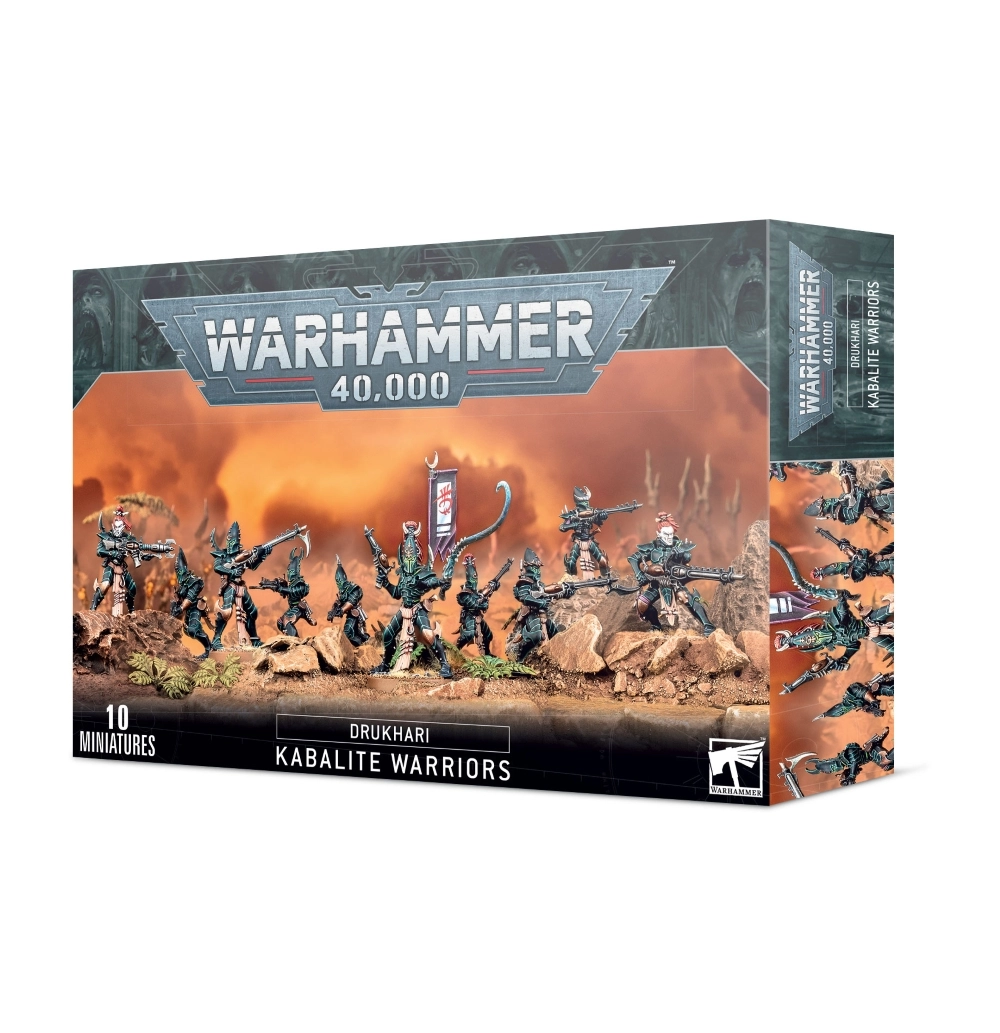 Boîte d'emballage officielle de Warhammer 40,000 au format horizontal, présentant une unité de figurines pour l'armée des Drukhari. L'illustration principale, sur un fond de ciel orange brumeux et crépusculaire, met en scène dix combattants extraterrestres agiles connus sous le nom de Guerriers Kabalites. Ces soldats portent une armure segmentée sombre aux reflets vert émeraude, ornée de pointes acérées. Ils sont positionnés en ligne de tir sur un sol rocheux et aride, armés de longs fusils éclateurs kustomisés. Au centre, le sybarite (chef d'unité) brandit un pistolet et une lame incurvée, devant une haute bannière blanche affichant une rune rouge. Le logo officiel argenté "WARHAMMER 40,000" domine le haut de la boîte. La bande noire inférieure affiche les mentions textuelles "10 MINIATURES", "DRUKHARI KABALITE WARRIORS" au centre, ainsi que le logo de Games Workshop dans le coin inférieur droit.