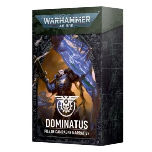 Un visuel de l'emballage cartonné de la Pile de Campagne Narrative Dominatus, présenté de trois-quarts sur fond blanc. Le sommet de la boîte arbore un bandeau texturé vert kaki sombre orné du logo officiel bleu et argent de Warhammer 40,000. L'illustration principale, encadrée par une arche aux détails gothiques noirs, met en scène un Space Marine en armure énergétique bleue brandissant fièrement une large bannière déchirée aux teintes azur et or, se détachant sur un ciel de bataille ocre et poussiéreux. Au bas de l'image, un emblème blanc représentant un crâne dans un rouage surmonté d'ailes surmonte les inscriptions textuelles « DOMINATUS » en grandes lettres capitales et « PILE DE CAMPAGNE NARRATIVE » en dessous.