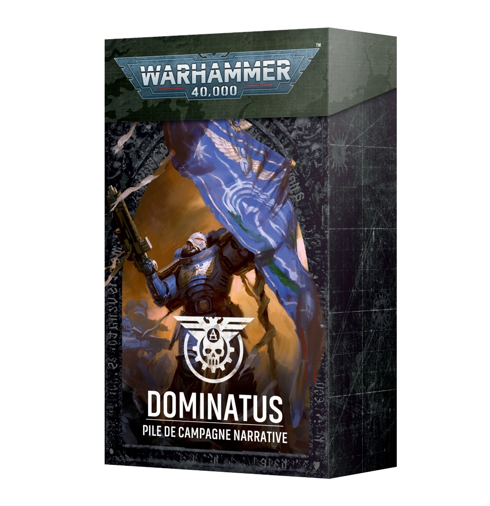Un visuel de l'emballage cartonné de la Pile de Campagne Narrative Dominatus, présenté de trois-quarts sur fond blanc. Le sommet de la boîte arbore un bandeau texturé vert kaki sombre orné du logo officiel bleu et argent de Warhammer 40,000. L'illustration principale, encadrée par une arche aux détails gothiques noirs, met en scène un Space Marine en armure énergétique bleue brandissant fièrement une large bannière déchirée aux teintes azur et or, se détachant sur un ciel de bataille ocre et poussiéreux. Au bas de l'image, un emblème blanc représentant un crâne dans un rouage surmonté d'ailes surmonte les inscriptions textuelles « DOMINATUS » en grandes lettres capitales et « PILE DE CAMPAGNE NARRATIVE » en dessous.