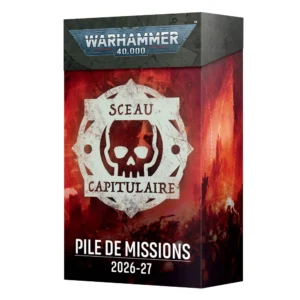 Un visuel de l'emballage cartonné de la Pile de Missions Sceau Capitulaire 2026-27, présenté de trois-quarts pour en apprécier le volume. Le haut de la boîte est habillé d'un bandeau gris anthracite à l'effet métallique sur lequel est apposé le logo officiel bleu et blanc de Warhammer 40,000. Le reste du paquet affiche un fond rouge et orange flamboyant très immersif, suggérant un champ de bataille apocalyptique en feu. Au centre, un grand motif blanc en forme de rouage ou de sceau impérial encadre un crâne humain stylisé avec les mentions textuelles « SCEAU » au-dessus et « CAPITULAIRE » en dessous. Le bas de la boîte comporte l'inscription « PILE DE MISSIONS » en lettres capitales blanches épaisses, juste au-dessus des années de saison « 2026-27 ».