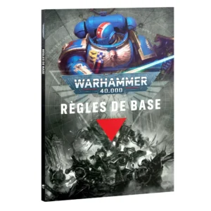 Vue de trois-quarts du livre de règles Warhammer 40,000: Règles de Base, montrant sa couverture et sa fine tranche noire. La partie supérieure présente une illustration colorée d'un Space Marine en armure bleue et ornements dorés, dont le casque arbore une ligne rouge et blanche, brandissant une épée énergétique à la lame lumineuse. Au centre, le logo bleu et argenté de Warhammer 40,000 surmonte le titre « RÈGLES DE BASE » écrit en grandes lettres capitales blanches, lui-même accentué par un triangle rouge inversé. La partie inférieure de la couverture montre une scène de bataille sombre en noir et blanc, mettant en scène des soldats combattant au milieu de structures gothiques en ruines.
