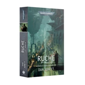 Vue en perspective de la couverture et de la tranche du roman RUCHE: 1ère Partie (Broché) de Dan Abnett pour l'univers Warhammer 40,000. L'illustration principale dépeint le paysage architectural monumental et oppressant d'une cité-ruche gothique, plongée dans une atmosphère brumeuse aux teintes vert d'eau et gris foncé. Des flèches immenses, des arches imposantes et des structures industrielles suspendues s'étendent à perte de vue. En bas à droite, la silhouette d'un homme en long manteau se tient debout sur une passerelle métallique, observant la métropole tout en consultant une tablette de données. Le logo officiel argenté "WARHAMMER 40,000" trône en haut au centre. Les mentions textuelles "RUCHE 1ÈRE PARTIE", "UN ROMAN WARHAMMER 40,000" et le nom de l'auteur "DAN ABNETT" sont écrits en lettres blanches capitales au premier plan. La tranche grise du livre reprend verticalement les logos du jeu et de la Black Library, le titre ainsi qu'une petite vignette illustrée du personnage.
