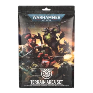 Sachet d'emballage souple à suspendre pour le Warhammer 40,000: Set de Zones de Terrain, sur fond blanc. Le haut de la pochette noire présente le logo officiel bleu et argenté de Warhammer 40,000. L'illustration centrale montre un affrontement chaotique et enflammé : des Space Marines en armure rouge et des soldats de la Death Korps of Krieg en manteaux de tranchée combattent une horde d'Orks à la peau verte, dominée par un immense Warboss hurlant. En bas, un emblème blanc représentant un crâne ailé dans un rouage surmonte l'inscription « TERRAIN AREA SET » en lettres capitales blanches, accompagnée de la traduction française en petits caractères juste en dessous.