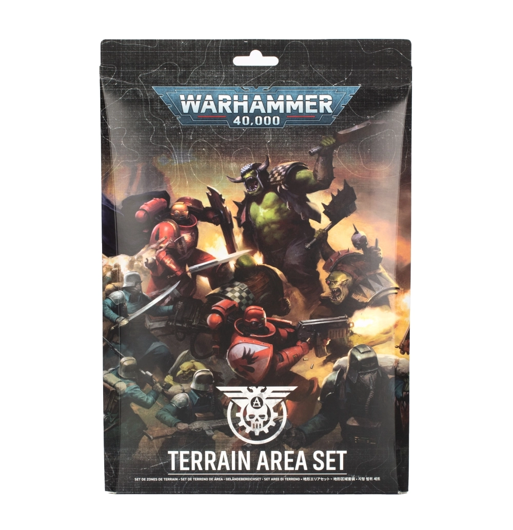Sachet d'emballage souple à suspendre pour le Warhammer 40,000: Set de Zones de Terrain, sur fond blanc. Le haut de la pochette noire présente le logo officiel bleu et argenté de Warhammer 40,000. L'illustration centrale montre un affrontement chaotique et enflammé : des Space Marines en armure rouge et des soldats de la Death Korps of Krieg en manteaux de tranchée combattent une horde d'Orks à la peau verte, dominée par un immense Warboss hurlant. En bas, un emblème blanc représentant un crâne ailé dans un rouage surmonte l'inscription « TERRAIN AREA SET » en lettres capitales blanches, accompagnée de la traduction française en petits caractères juste en dessous.
