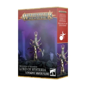 Boîte d'emballage cartonné officielle de la figurine du Seigneur de l’Hystérie pour la faction des Hedonites of Slaanesh dans Warhammer Age of Sigmar. La face avant présente une bordure supérieure rouge texturée avec le logo officiel doré et bleu « WARHAMMER AGE OF SIGMAR ». L'illustration centrale met en scène la figurine assemblée et peinte : un guerrier élancé en armure d'or et d'argent poli, arborant un casque intégral surmonté d'une haute crête pourpre, qui brandit une longue arme d'hast à lame incurvée. Il se tient sur des rochers sombres dans une atmosphère brumeuse aux teintes violettes. Une bande noire au bas de la boîte affiche les inscriptions « HEDONITES OF SLAANESH », « LORD OF HYSTERIA » et « 1 CITADEL MINIATURE/FIGURINE » à côté du logo blanc Warhammer. Le côté de la boîte montre le symbole blanc de Slaanesh sur fond rouge ainsi que le nom du produit traduit en français.