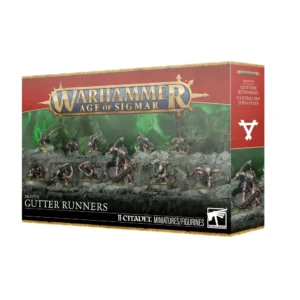Boîte de jeu fermée des Gutter Runners pour Warhammer Age of Sigmar, présentée de trois-quarts. La face avant de l'emballage arbore le grand logo doré officiel "Warhammer Age of Sigmar" sur un fond d'illustration sombre et brumeux, illuminé par des lueurs vert fluo toxiques. On y voit 11 figurines de Skavens, les Coureurs d'Égouts, représentées en postures d'embuscade dynamiques sur des rochers noirs, vêtues de capes sombres et armées de dagues, de griffes et de projectiles. Le bas de la boîte indique en lettres blanches "Skaven Gutter Runners" à gauche, et le logo Citadel avec la mention "11 Citadel Miniatures/Figurines" à droite. Le rabat latéral droit, de couleur rouge, affiche une icône runique blanche propre aux Skavens ainsi que le nom du produit en anglais et en français.