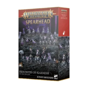 Boîte de jeu fermée Fer de Lance: Hédonites de Slaanesh – Délicieux Épicuriens pour le jeu Warhammer Age of Sigmar, présentée en vue de trois-quarts. La face avant de l'emballage est surmontée du logo officiel doré "Warhammer Age of Sigmar", juste au-dessus du mot "SPEARHEAD" inscrit en lettres capitales dorées. L'illustration centrale met en scène une imposante armée de 31 figurines Citadel aux tons dominants de violet, de rose vif et de gris, déployée sur un relief de roches noires sous un ciel nocturne brumeux et violacé. Les guerriers et démons de Slaanesh se distinguent par leur peau pâle, leurs armures ciselées et leurs chevelures colorées extravagantes. Le bas de la boîte indique "Hedonites of Slaanesh" en blanc, accompagné du logo Citadel mentionnant le contenu. Le rabat latéral droit, de couleur rouge vif, affiche le symbole blanc stylisé de Slaanesh ainsi que le nom du set en anglais et en français.