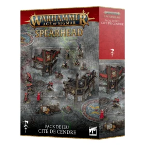 Boîte de jeu fermée du Pack de Jeu Fer de Lance: Cité de Cendre pour le jeu de figurines Warhammer Age of Sigmar, présentée en vue de trois-quarts. La partie supérieure de la face avant affiche le logo officiel doré "Warhammer Age of Sigmar", immédiatement suivi du mot "SPEARHEAD" écrit en grandes lettres capitales dorées. L'illustration principale présente un champ de bataille urbain détaillé, installé sur un tapis de jeu en pavés gris traversé par des fissures d'énergie magique vert fluo. Des figurines de soldats en armure et de guerriers Skavens s'affrontent au milieu de bâtiments en ruine à colombages rouges et jaunes, de barricades en bois et de jetons d'objectifs circulaires. En bas au centre, le texte blanc indique "PACK DE JEU CITÉ DE CENDRE" à côté du logo Citadel blanc. Le rabat latéral droit de la boîte, de couleur rouge vif, est orné d'un symbole runique blanc et du titre du produit en français.