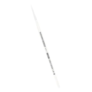 Pinceau de modélisme photographié en diagonale sur un fond blanc uni. Le manche cylindrique est entièrement blanc et arbore l'inscription noire "WARHAMMER COLOUR" suivie de la mention "LAYER S". Les poils du pinceau, fins et parfaitement pointus, sont également blancs, tout comme la virole qui les maintient. Une petite étiquette noire avec un code-barres et des numéros de référence est visible sur la partie inférieure du manche. Ce Pinceau Layer S Warhammer Colour est optimisé pour les travaux de précision et les lavis successifs sur les figurines Citadel.