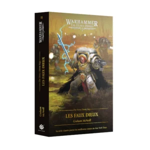 Visuel en perspective de la couverture et de la tranche du livre Les Faux Dieux (Broché) issu de la saga Warhammer The Horus Heresy. L'illustration centrale dépeint un champ de bataille marécageux aux nuances de jaune, de vert olive et de brun. Au premier plan, un impressionnant Space Marine (Horus) en armure de Terminator blanche et dorée brandit une épée énergétique nimbée d'éclairs d'un bleu lumineux, tout en pointant un fulgurant de l'autre main. En arrière-plan, deux silhouettes de guerriers en armures sombres avancent dans la brume. La tranche noire du livre affiche des lettrages dorés avec le numéro de volume II, le titre, le nom de l'auteur Graham McNeill et le logo de la Black Library. En haut de la couverture se détache le logo blanc "Warhammer The Horus Heresy", tandis que le bas mentionne en lettres d'or que la série est classée parmi les meilleures ventes du New York Times.