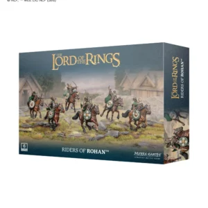 Vue de trois quarts de la boîte de figurines Riders of Rohan™ pour le jeu de stratégie Middle-earth. Le packaging présente un fond bleu-gris texturé avec le logo doré emblématique "The Lord of the Rings" positionné en haut au centre. L'illustration principale met en scène six cavaliers du Rohan peints, chevauchant au galop sur un terrain herbeux et parsemé de rochers, devant un village aux maisons en bois traditionnelles et aux toits de chaume sous un ciel brumeux. Les guerriers portent des capes vertes, des armures détaillées et des boucliers ronds décorés de motifs blancs et verts, certains maniant des épées et d'autres un arc. Le bas de la boîte affiche le titre du produit en lettres capitales blanches, le logo "Middle-earth Strategy Battle Game" à droite, ainsi que le logo "6 Citadel Miniatures" dans le coin inférieur gauche.