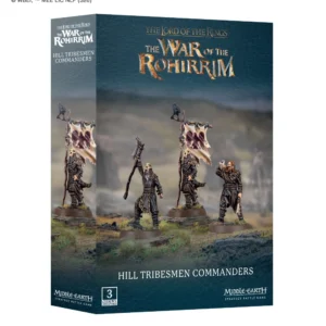 Vue de trois quarts de la boîte de figurines Hill Tribesmen Commanders pour le jeu Middle-earth Strategy Battle Game. Le packaging affiche un fond texturé bleu canard sombre avec, en haut, le logo cuivré et lumineux "The Lord of the Rings: The War of the Rohirrim". L'illustration principale présente trois guerriers peints sur un sol rocheux et herbeux des hautes terres, sous un ciel gris brumeux. Au centre, un chef barbu lève fièrement une hache de guerre. Il est encadré par un musicien sonnant le cor à sa droite, et par un porte-étendard à sa gauche arborant une bannière blanche déchirée, ornée d'un oiseau de proie rouge et surmontée d'un corbeau noir. Le bas de la boîte porte l'inscription blanche "HILL TRIBESMEN COMMANDERS", le logo du jeu ainsi que le macaron "3 Citadel Miniatures".