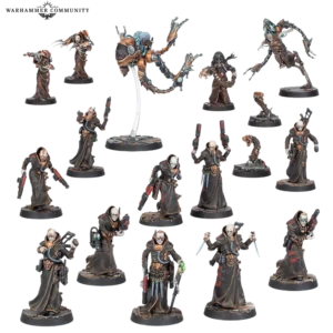 Photo de présentation du kit de figurines Necromunda: Delaque Underhive Crew disposées sur un fond noir uni. L'ensemble comprend quatorze figurines et cyber-créatures de la Maison Delaque fixées sur des socles au décor industriel métallique. Les combattants sont vêtus de longs trench-coats en cuir sombre aux nuances bronze, arborant des visages pâles et chauves équipés de lunettes sombres, de respirateurs ou d'implants. Ils manient divers pistolets, fusils et dagues. En haut au centre, un drone cybernétique flottant sur une tige transparente présente un dôme cuivré muni d'optiques et de tentacules articulés. À ses côtés se trouvent des assistants mécaniques aux membres allongés et de petites créatures serpentines. Le logo blanc discret de Warhammer Community est visible dans le coin supérieur gauche.