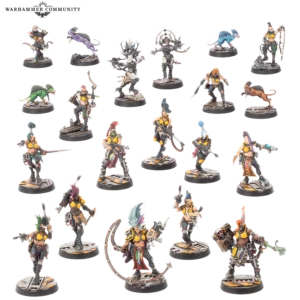 Photo de présentation du kit de figurines Necromunda: Escher Underhive Crew disposées sur un fond noir uni. L'ensemble regroupe dix-huit figurines comprenant des guerrières de la Maison Escher, des spécialistes armées et plusieurs créatures hybrides exotiques fixées sur des socles au décor d'acier industriel strié avec des bandes de danger jaunes et noires. Les combattantes arborent un style punk futuriste marqué, avec des coiffures iroquoises volumineuses aux teintes vives comme le cyan, le magenta et l'orange, portées avec des hauts jaunes ajustés et des tenues en cuir sombre. Leur arsenal varié comprend des arcs, des fouets articulés, des aiguillonneurs toxiques, des pistolets et des griffes énergétiques. Les créatures félines et reptiliennes qui les accompagnent affichent des peaux et pelages aux teintes vert, violet et bleu. Le logo blanc discret de Warhammer Community est positionné dans le coin supérieur gauche.